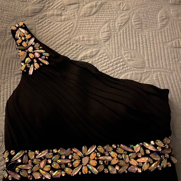 City Triangles Black One shoulder dress - Picture 2 of 4